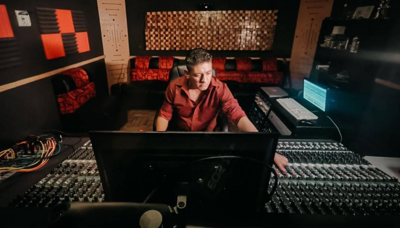 Boliviano llega a los Latin Grammy con una canción que fusiona sonidos tradicionales ¿de quién se trata? 
