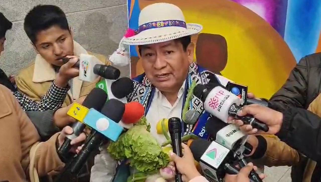 Ministro Montaño ve “cacería de brujas” tras orden de aprehensión contra el presidente de YPFB