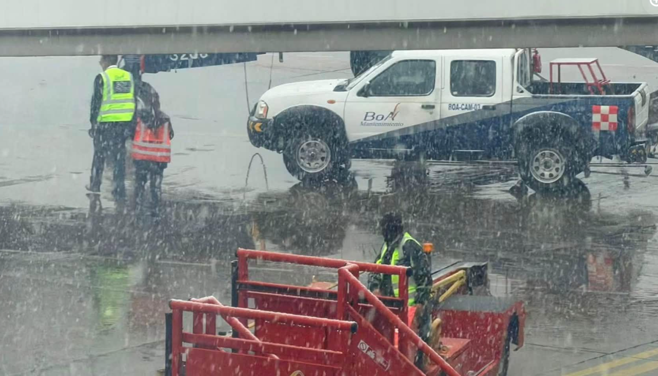 Naabol: Aeropuerto de El Alto suspende vuelos por baja visibilidad y nevadas