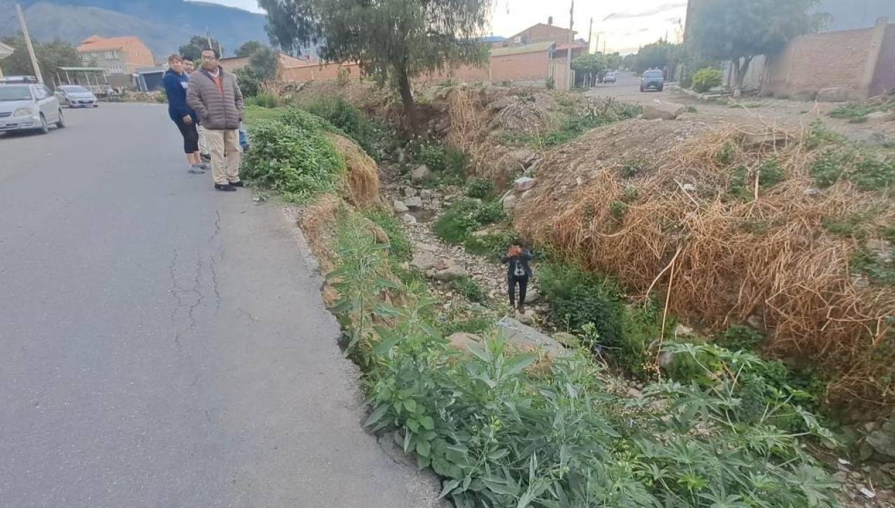 Hundimiento en la capa asfáltica pone en alerta a vecinos de Villa Taquiña