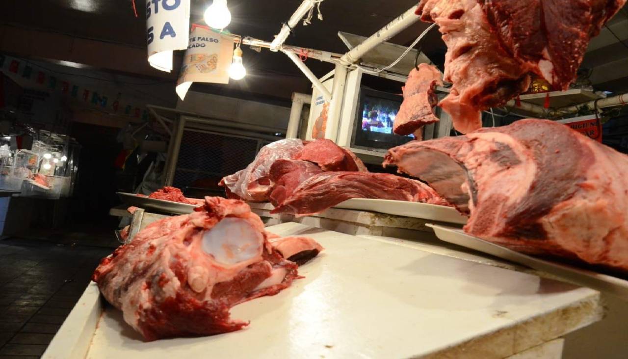 Gobierno y productores atribuyen a vendedores e intermediarios el alza en los precios de la carne de res, pollo y cerdo