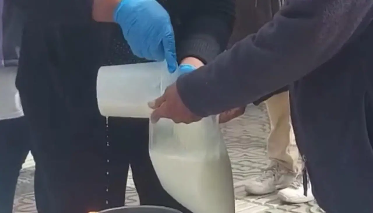 Cochabamba: Lecheros siguen sumando pérdidas y venden el litro a precio del productor ante el bloqueo evista
