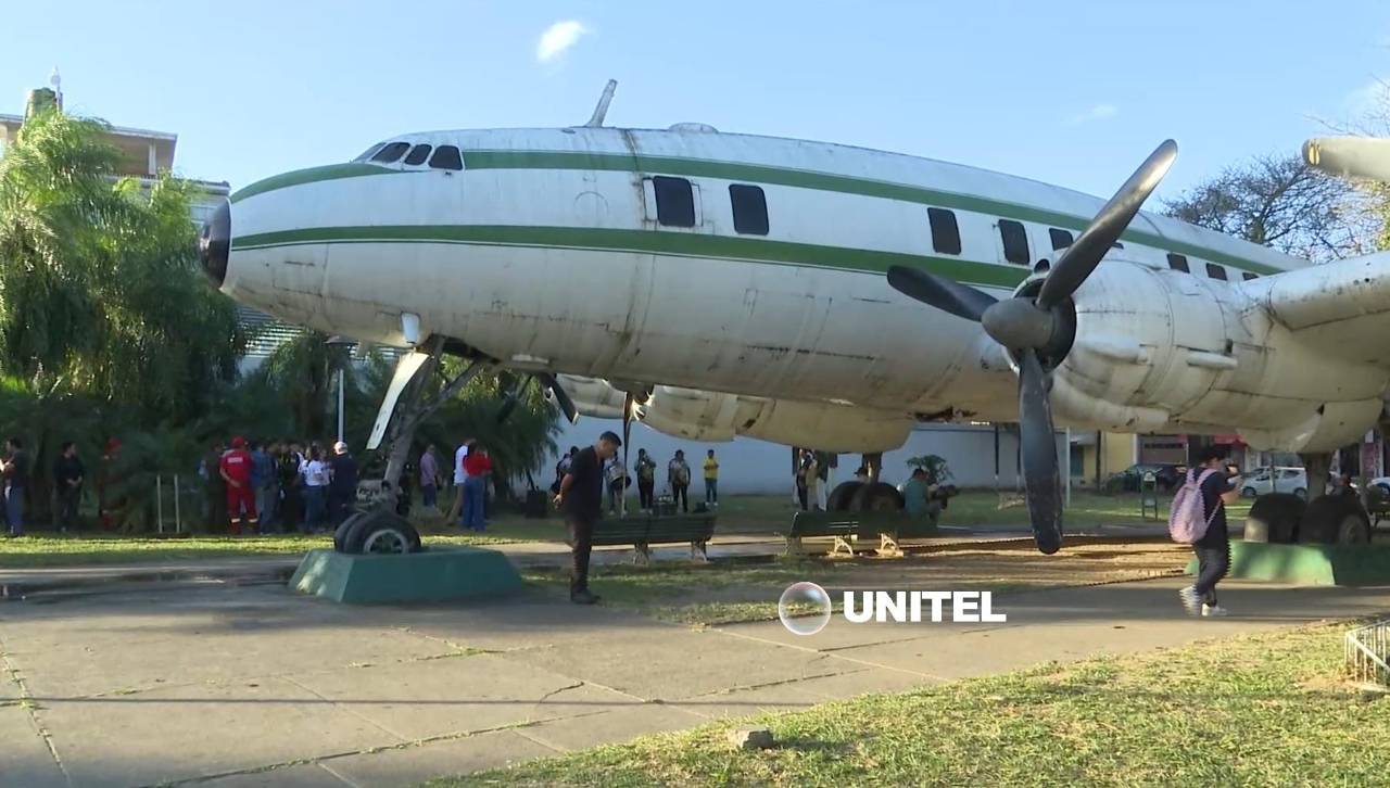 Vecinos unen esfuerzos para sacar brillo al icónico Avión Pirata de Santa Cruz