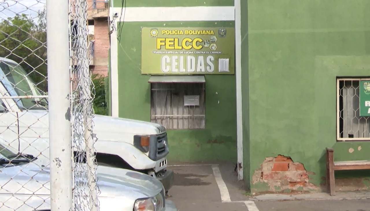Imputan a extranjera que fue sorprendida cuando intentaba salir de Bolivia con tres adolescentes 