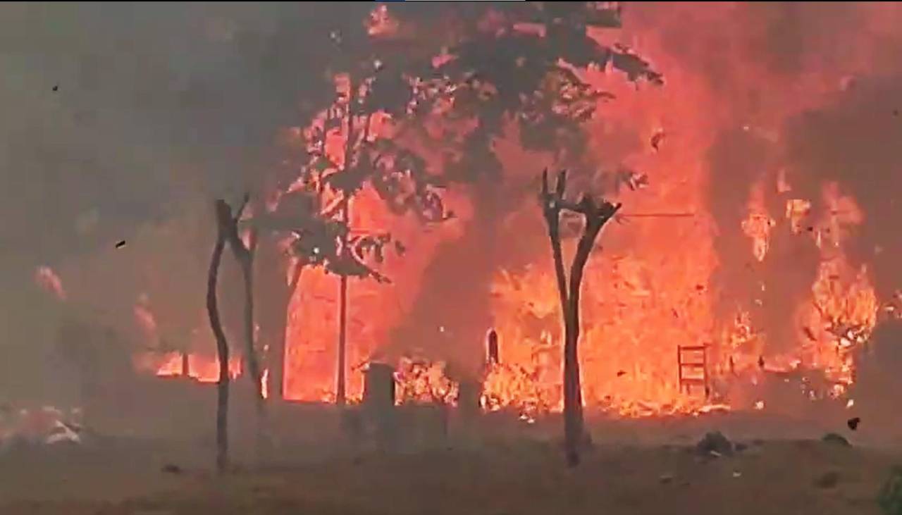 Voraz incendio arrasó con más de 20 viviendas en una comunidad de Riberalta