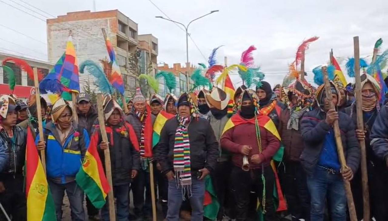 Marchistas de Potosí y Cochabamba llegan a La Paz con palos y dicen que buscan la renuncia del presidente