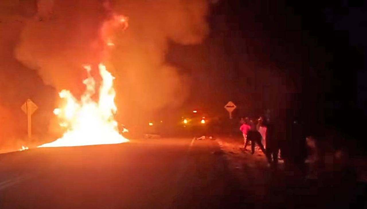 Tras un mes varado en Tambo Quemado, chofer pierde toda su carga en un incendio