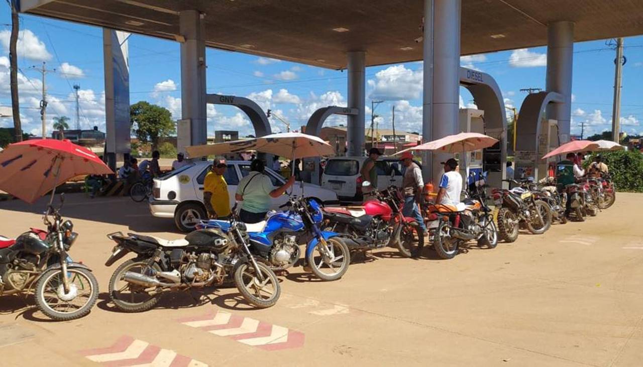 Ante reclamos en Beni, YPFB programa despacho de 140.000 litros de gasolina y dice cumplir con especificaciones técnicas