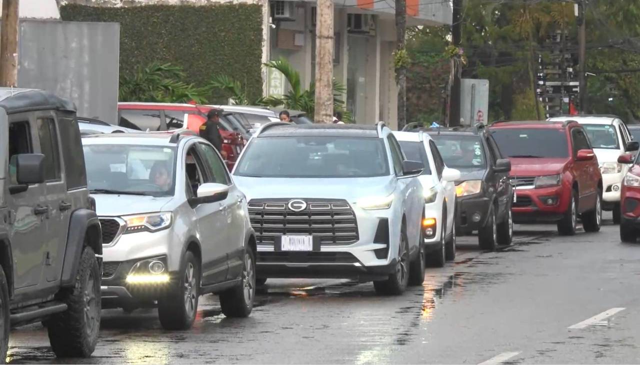 Asosur: “Se está restableciendo el normal abastecimiento” de gasolina en Santa Cruz tras días de filas