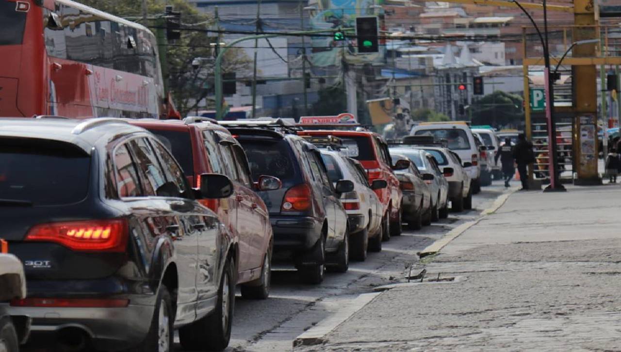 Filas en surtidores continúan, pese a compromiso de YPFB para regularizar abastecimiento de combustible