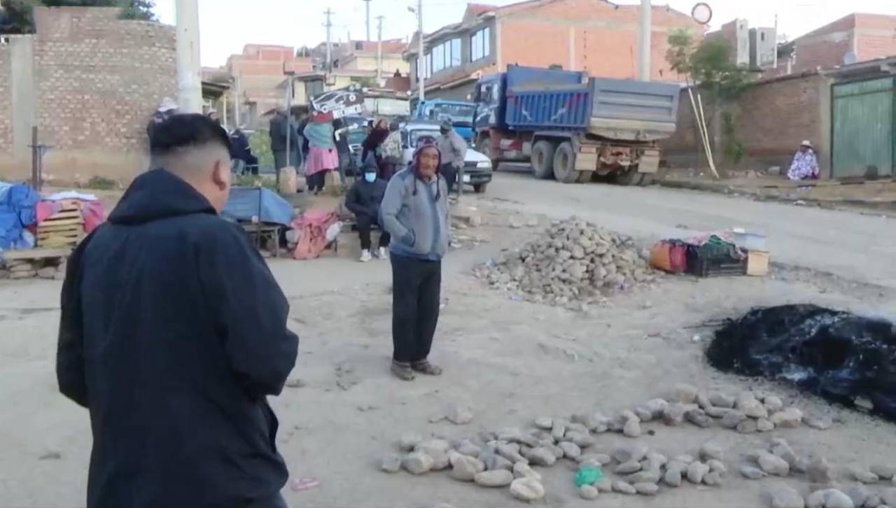 Vecinos de K’ara K’ara mantienen vigilia y bloqueo para impedir que ingrese basura al botadero
