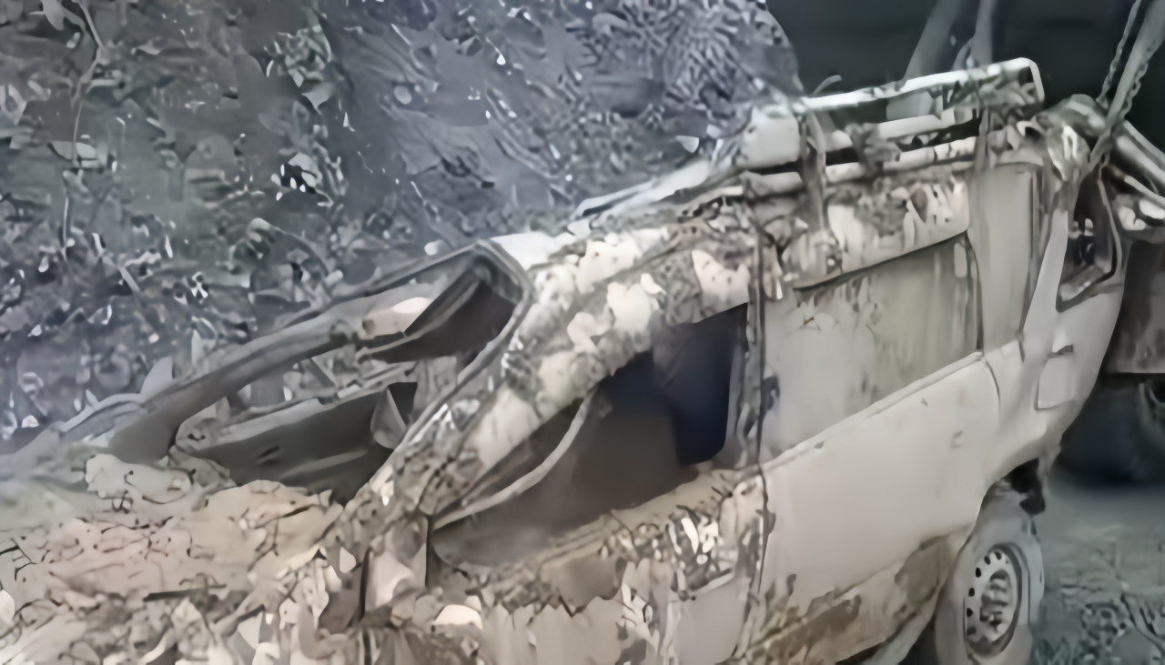 Una vagoneta queda destruida tras ser sepultada por un deslizamiento en La Paz