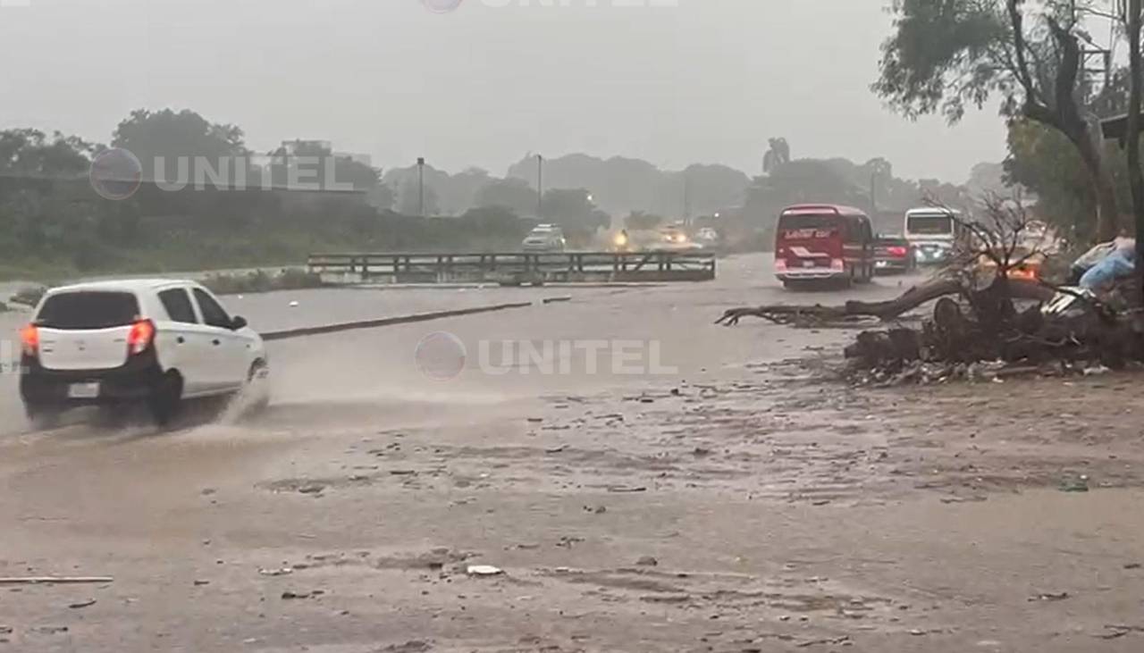 Intensa lluvia afecta al tráfico y deja calles anegadas en la capital cruceña