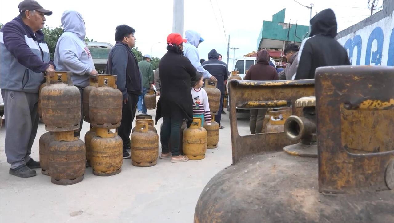 Santa Cruz: YPFB atribuye las filas por gas en garrafa a un “incremento estacional del consumo”