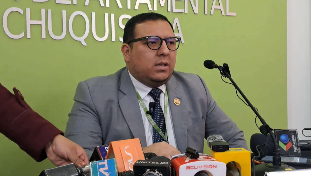 ¿Fue involuntario? Una joven sujetaba del brazo al gobernador de Chuquisaca segundos antes que cayera, señala la Fiscalía