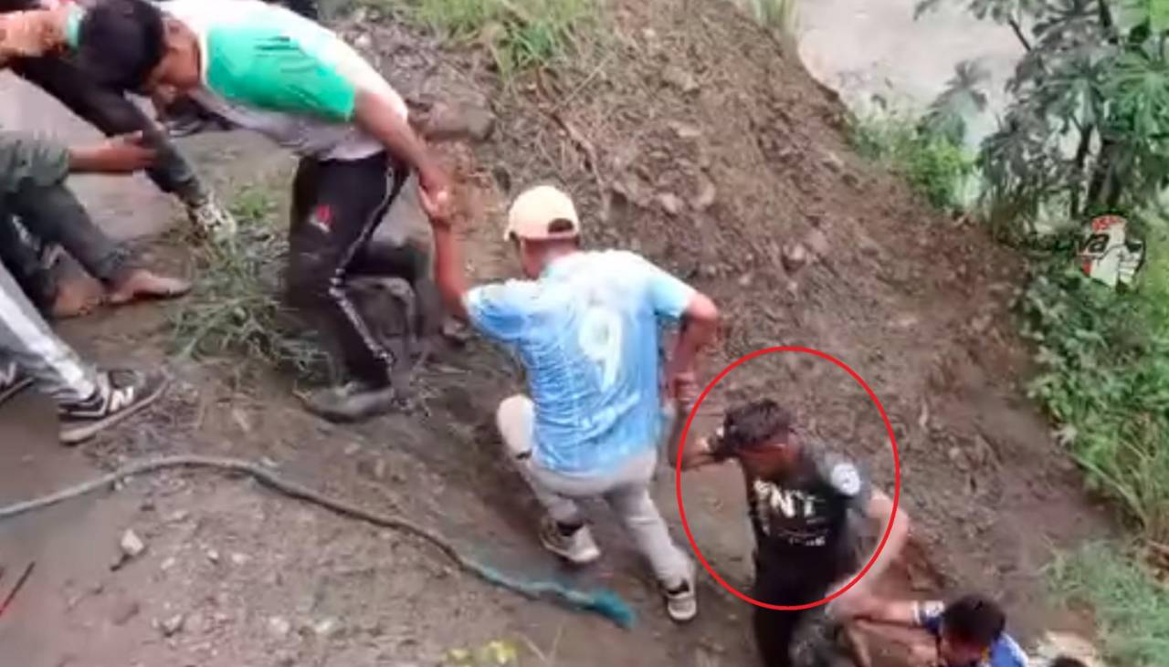 Video: Así rescataron al segundo sobreviviente del vehículo que cayó en un río de los Yungas