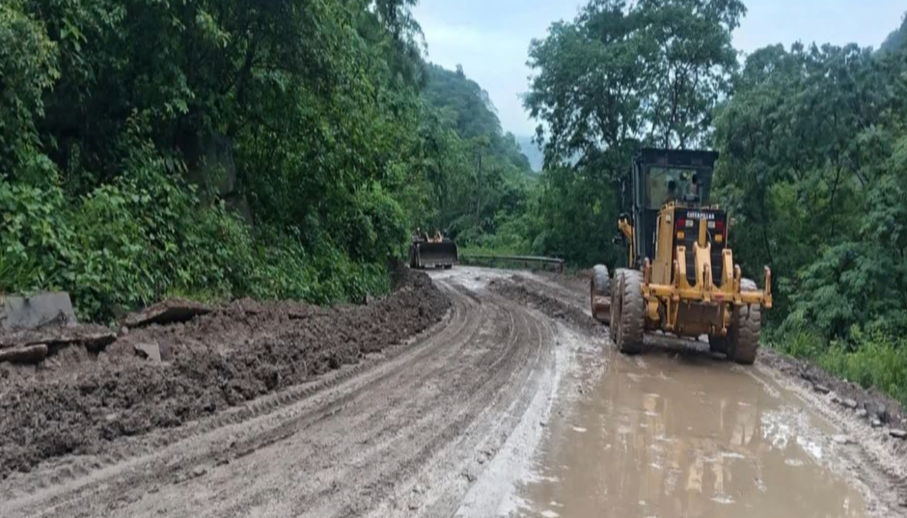 Tome previsiones: Lluvias provocan derrumbes en la ruta a los valles cruceños y provocan cortes temporales