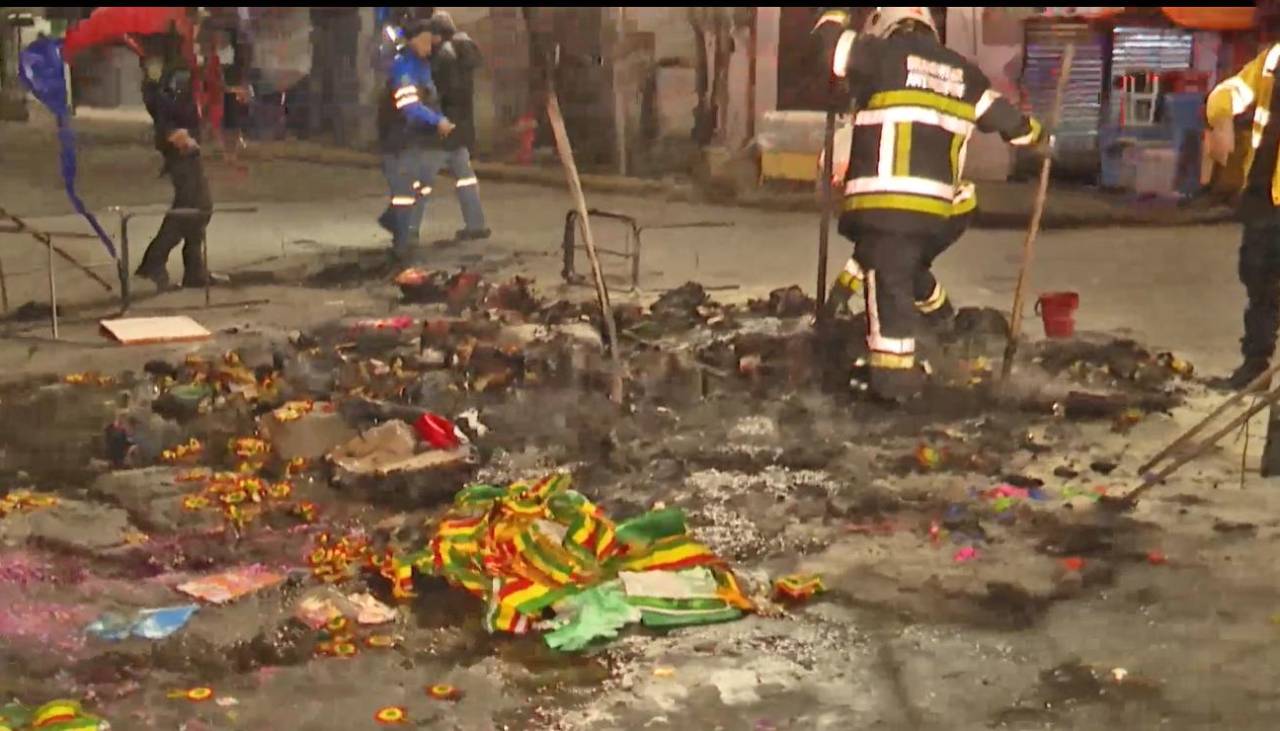 Puesto de venta de símbolos patrios ardió y se consumió, denuncian que un hombre fue quien prendió el fuego y huyó