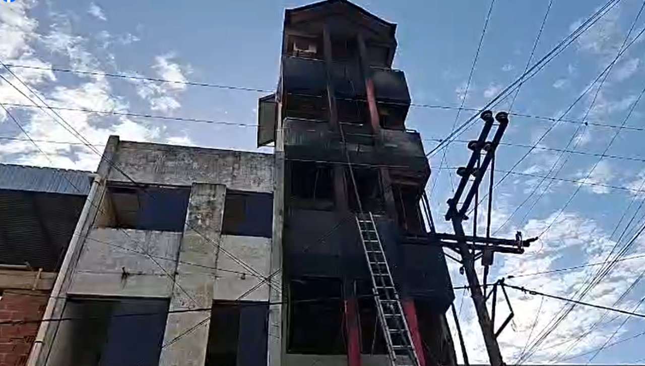 Santa Cruz: Incendio deja daños estructurales a un edificio en Yapacaní