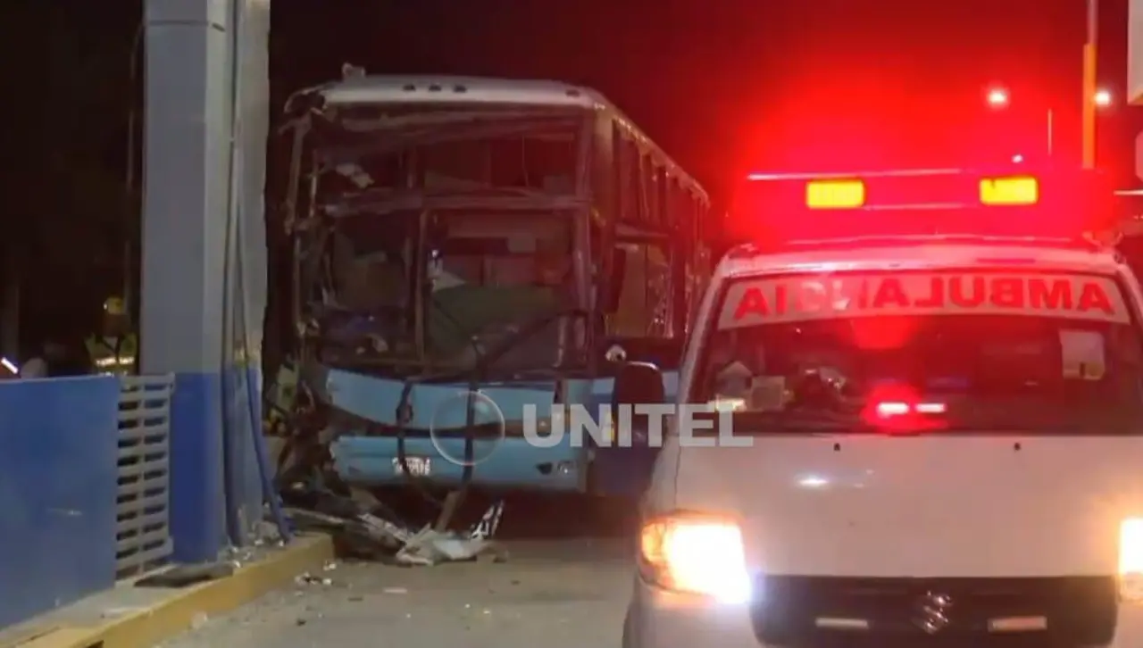 Familiar de pasajeros heridos asegura que bus que chocó con retén porque “competía” con un tráiler