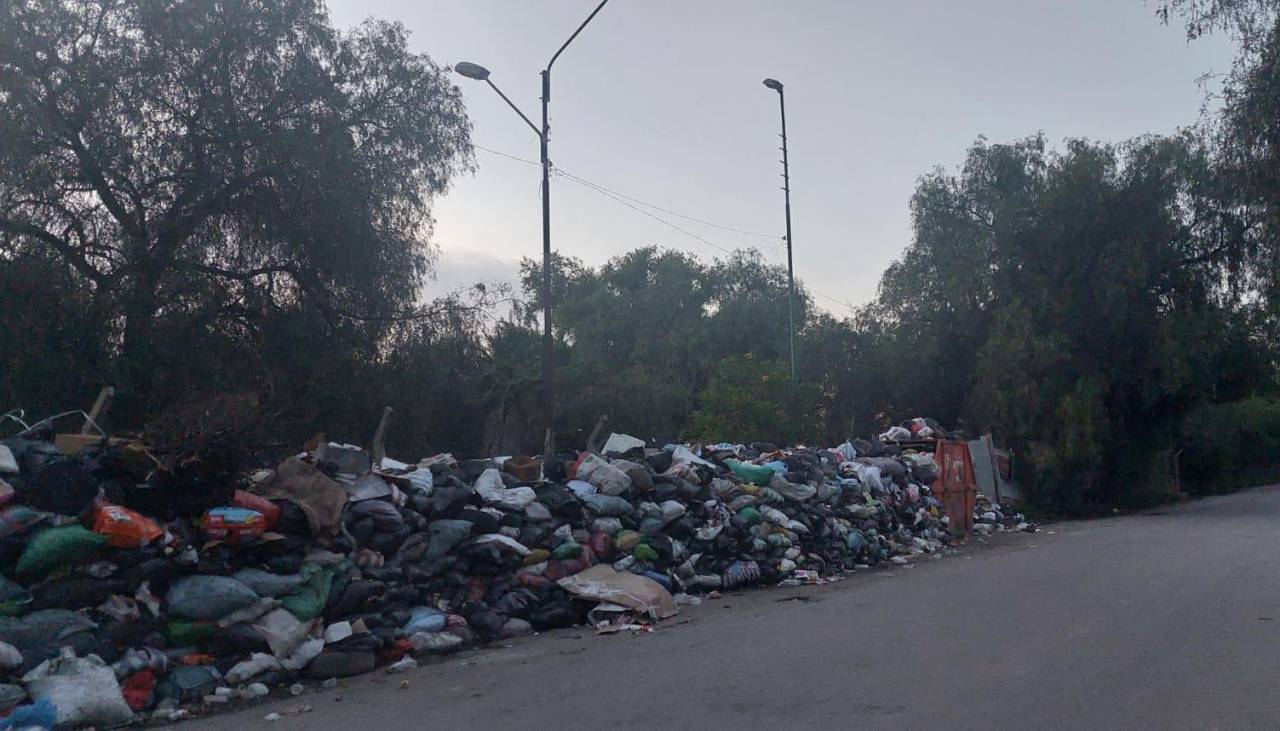 Se masifica el bloqueo en el botadero de K’ara K’ara mientras la basura se acumula en las calles de Cochabamba