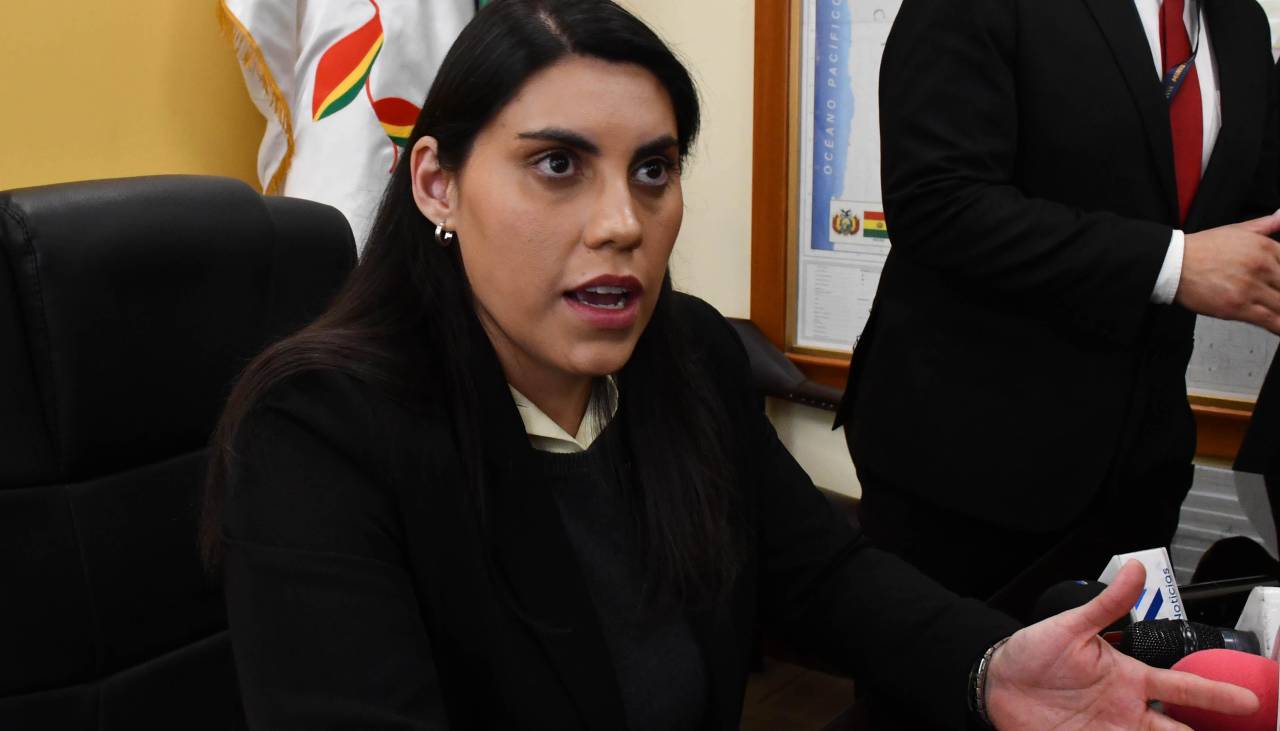 Cívicos y parlamentarios piden la renuncia de Barrientos tras declaraciones sobre el 50-50; Libre sugiere eliminar viceministerio