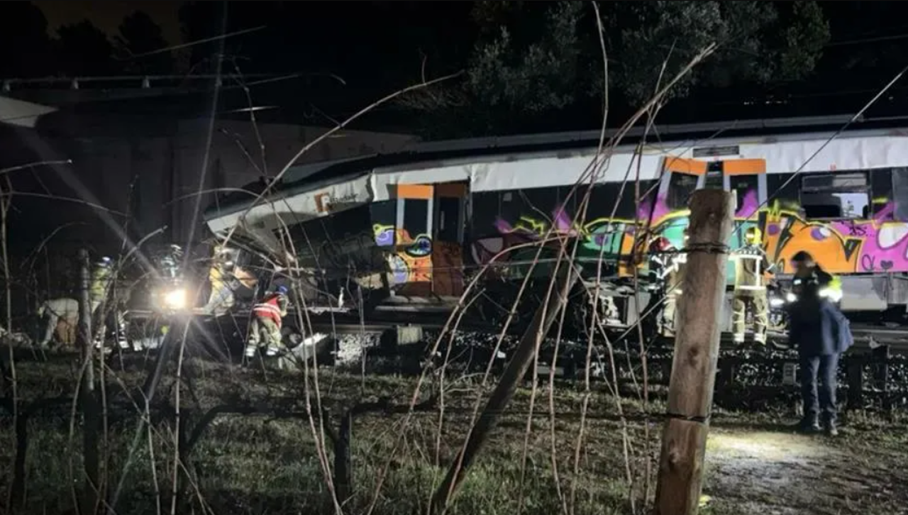 Otro accidente fatal en España: Un tren chocó contra un muro y dejó al menos un muerto y cuatro heridos graves