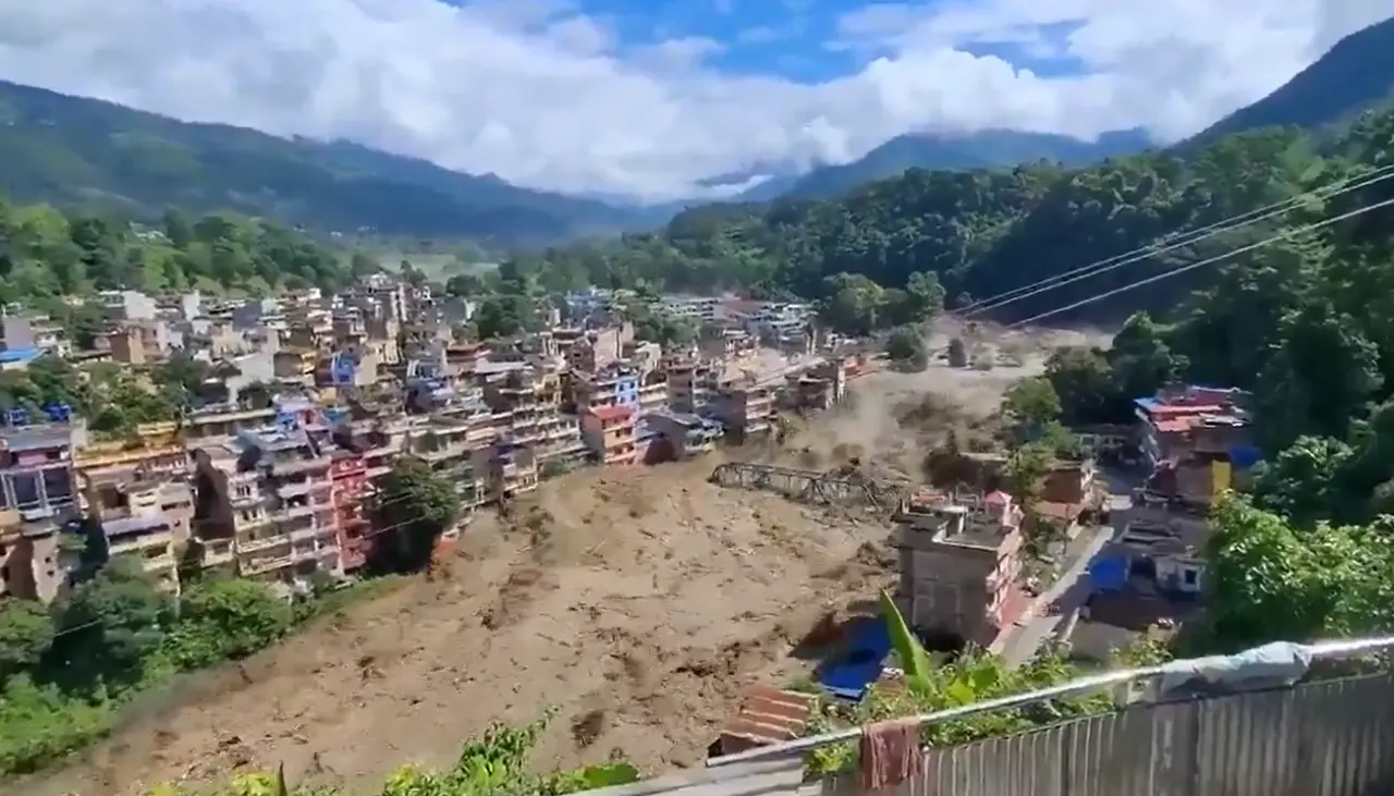 Imágenes impactantes de la riada que se cobró la vida de más de 50 personas en Nepal