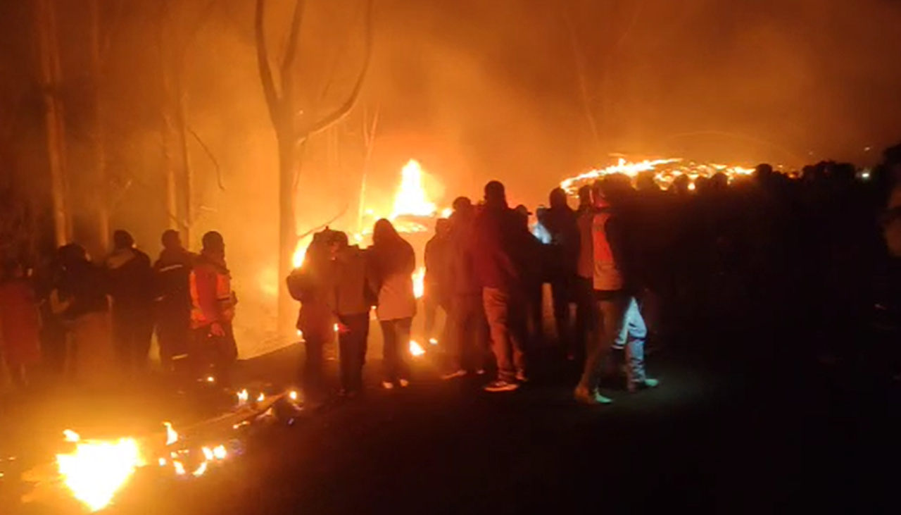 Reportan explosiones e incendio tras accidente de una cisterna con combustible en la ruta nueva Cochabamba - Santa Cruz