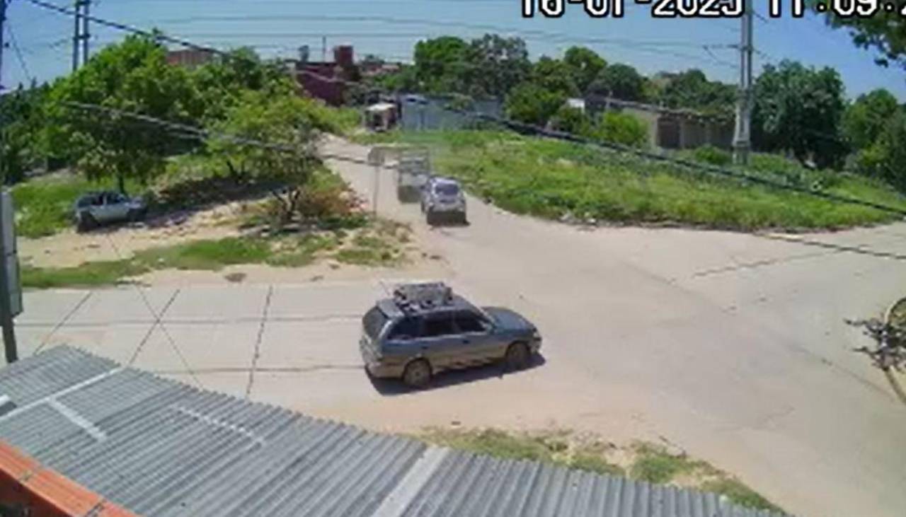 Video: Una patrulla y un auto particular chocan en una intersección en Los Lotes