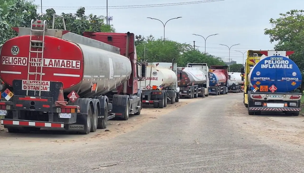 YPFB admite que por falta de pago no puede descargar combustibles en la refinería de Palmasola