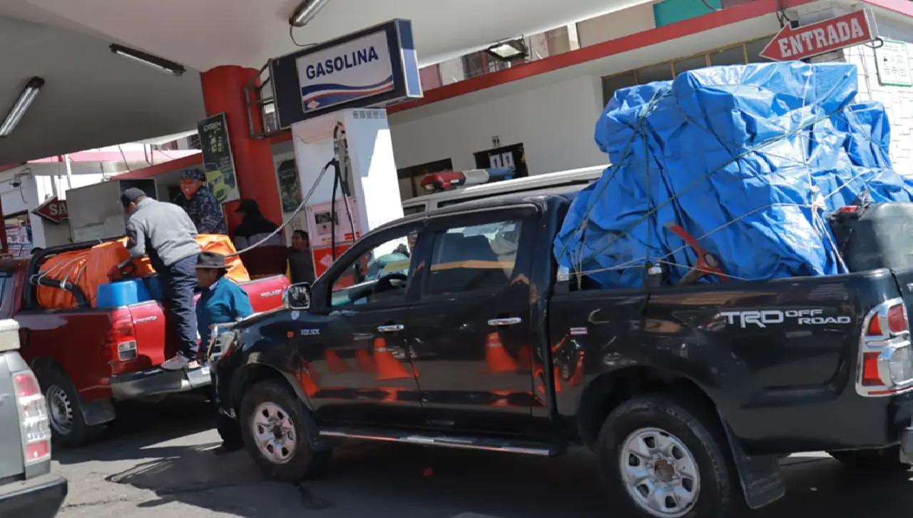 Filas por combustible no cesan y presidente de YPFB dice que se despacha gasolina por encima de la demanda