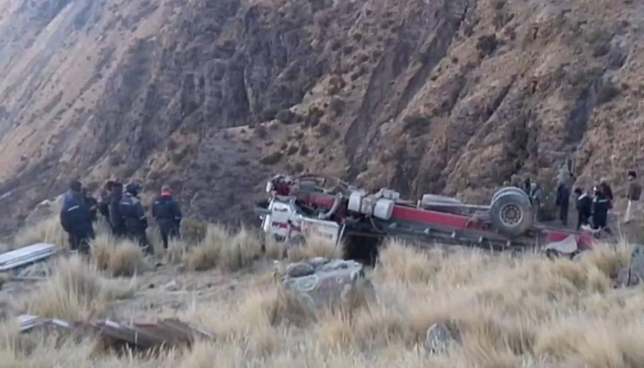 Por dar paso a otro vehículo, un camión se embarranca en Morochata y deja nueve heridos