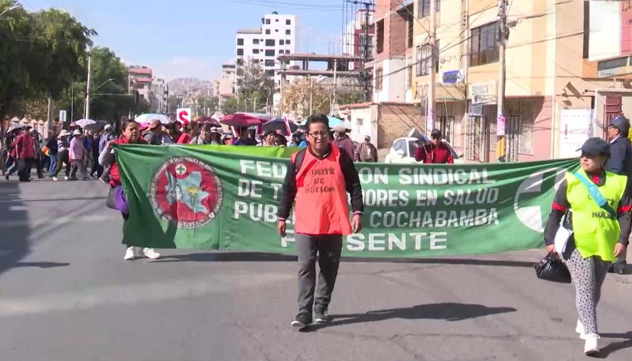 Trabajadores de salud en Cochabamba advierten con radicalizar medidas exigiendo pago del bono de vacunación