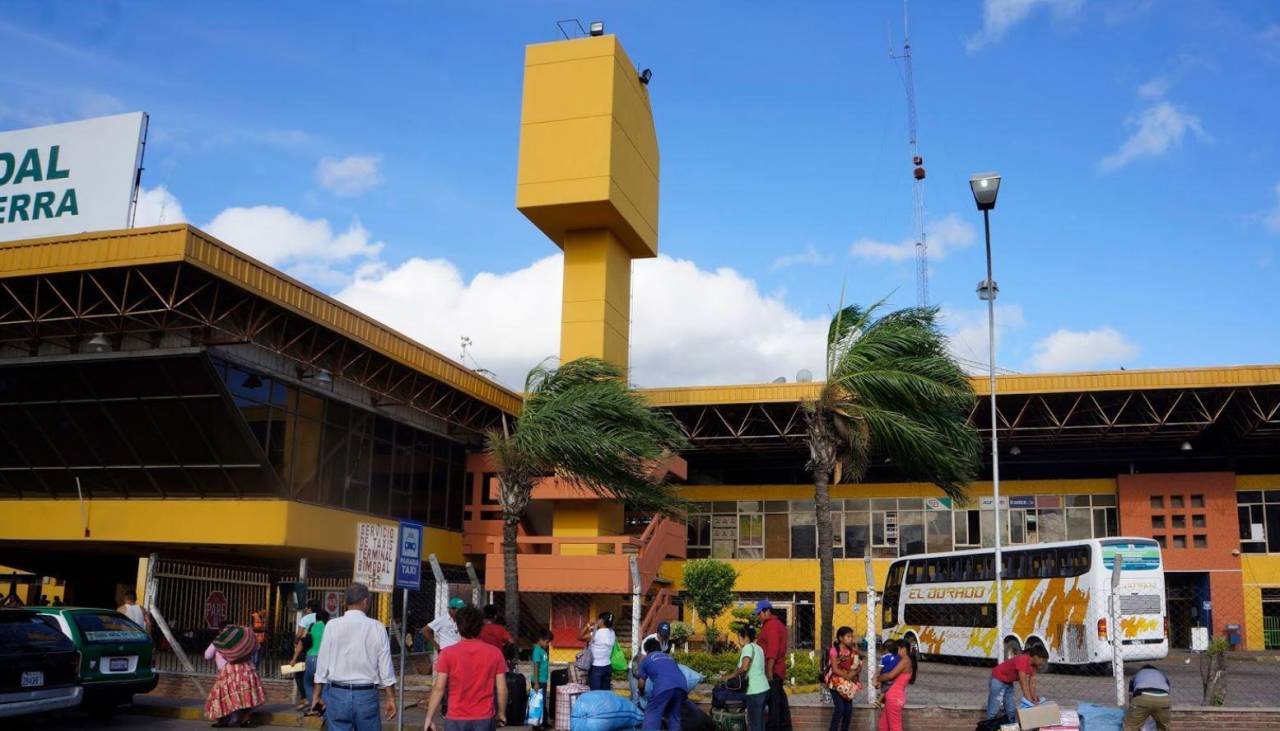 Santa Cruz: autorizan salida de buses a Cochabamba por la carretera antigua