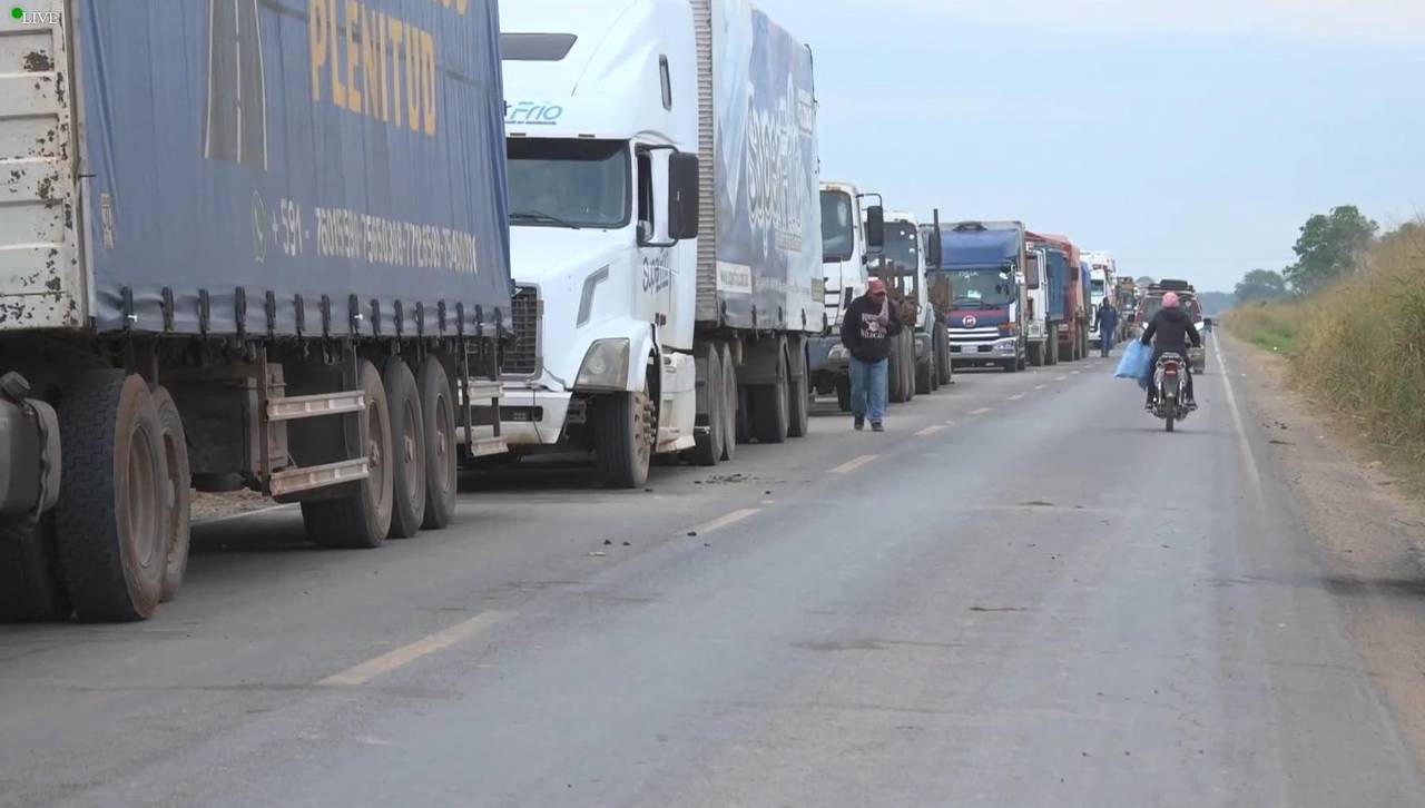 Santa Cruz: Transporte pesado advierte con desbloqueo y denuncian que los choferes son rehenes de los movilizados