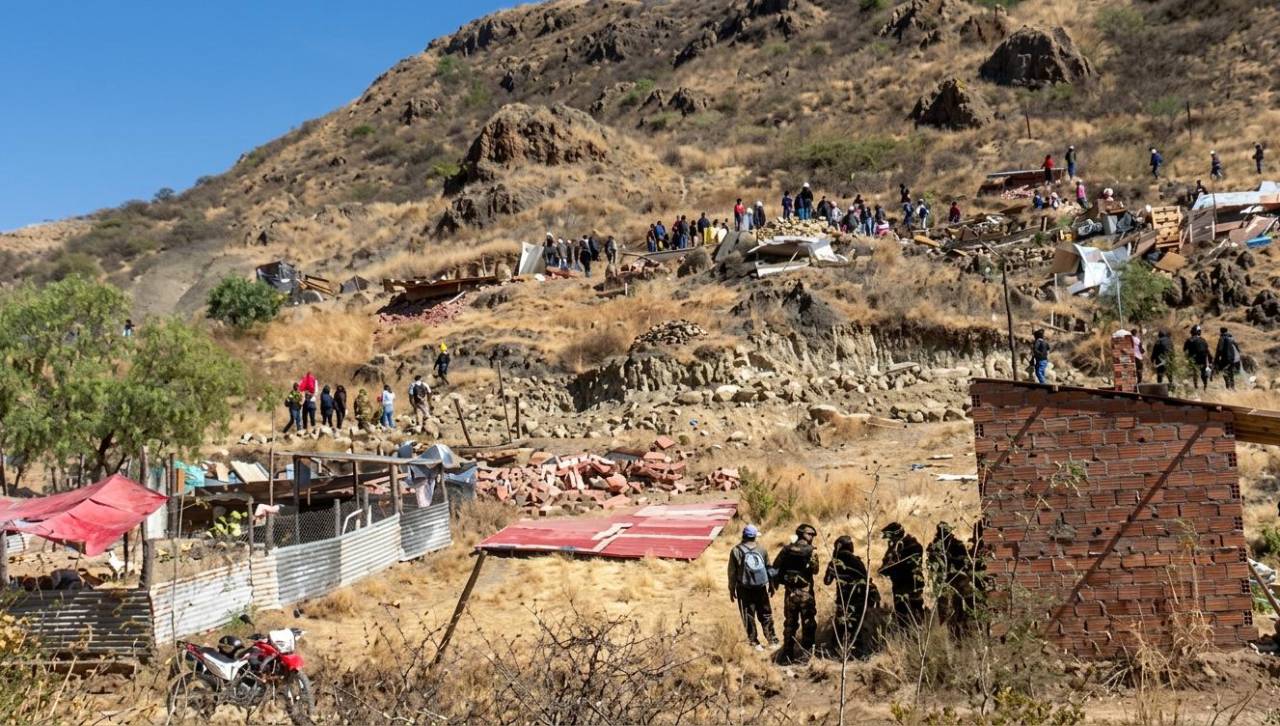 Demuelen al menos 50 viviendas que habían sido construidas ilegalmente en un área protegida de Sacaba