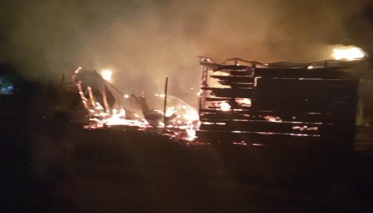 San Julián: Así fue el incendio que devoró varias casetas y negocios la noche de este viernes
