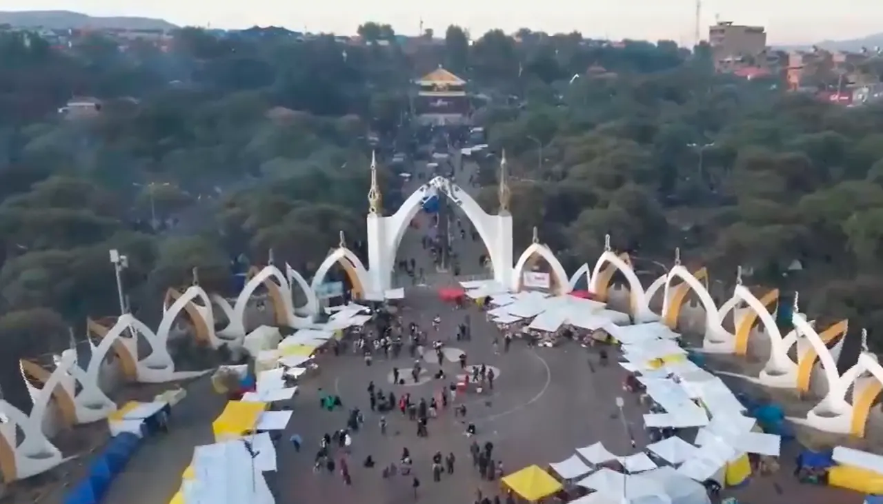 Devotos llegan al Santuario de la Virgen de Urkupiña con agradecimientos y pedidos de salud y economía