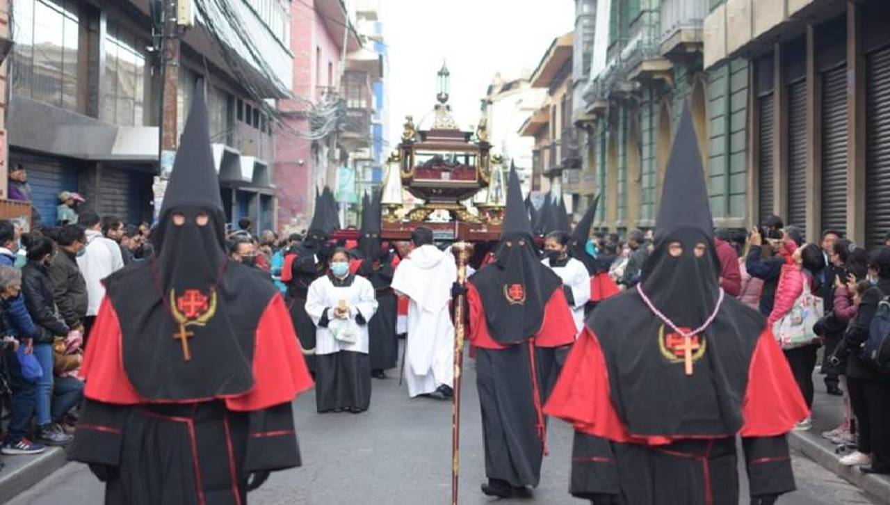 Viernes Santo: Fieles católicos esperan con devoción el vía crucis que conmemora la pasión y muerte de Jesús