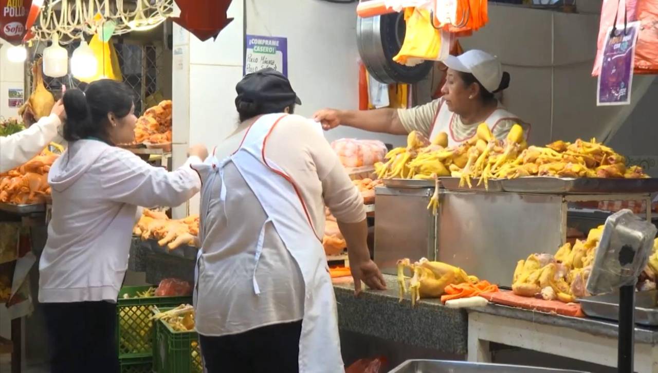Ofertan carne de pollo a precio de liquidación en Santa Cruz y en La Paz el kilo se dispara a Bs 35