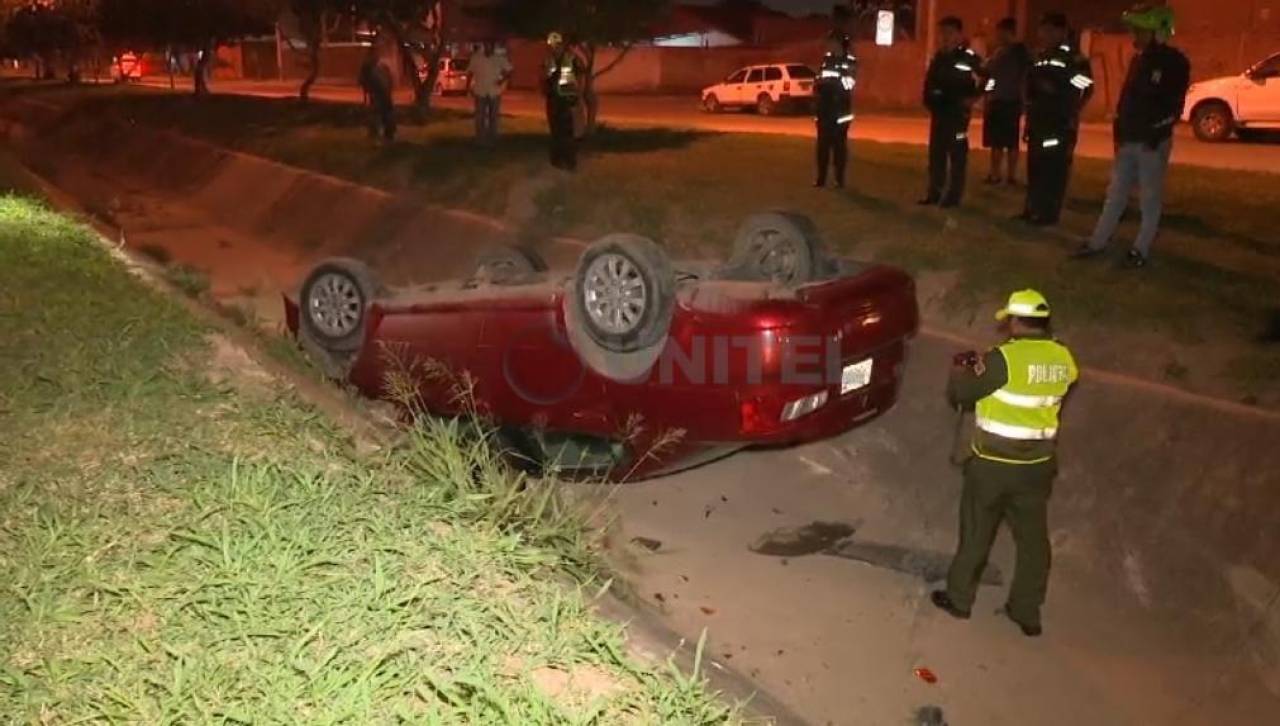 Un vehículo que circulaba a alta velocidad queda volcado en un canal de drenaje; presumen que tuvo falla en los frenos