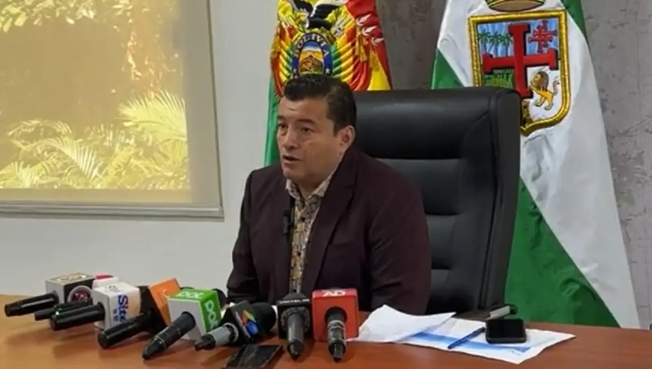 Surgen críticas contra Jhonny por nueva solicitud de licencia; él dice que es para gestionar un crédito en el Banco Mundial