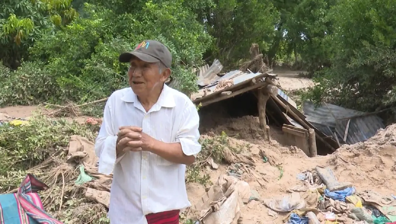 Un hombre asegura que sobrevivió por cuarta vez a un turbión, pero su casa quedó sepultada bajo el lodo