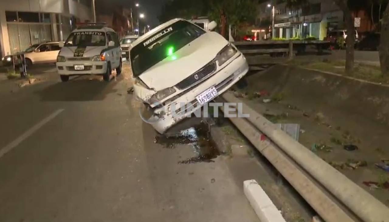 Video: Un taxi es chocado por un vehículo particular y queda inclinado en la baranda de protección de canal de drenaje