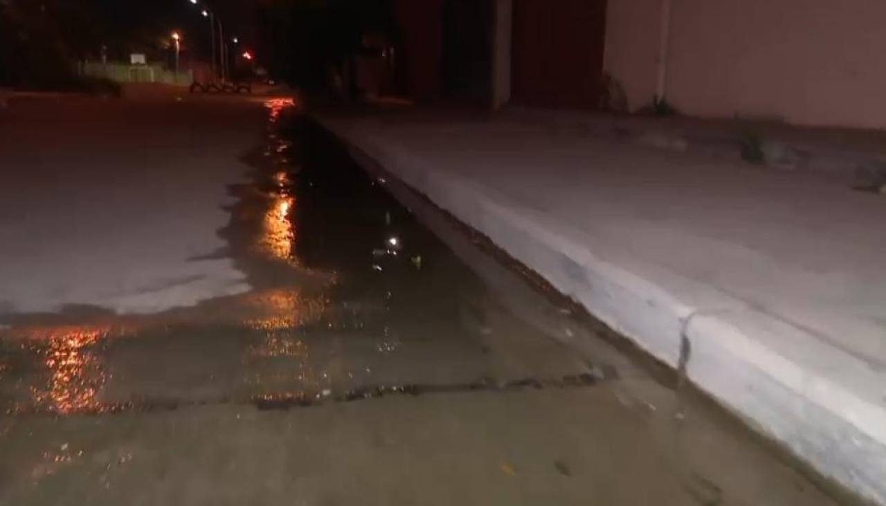 Vecinos de un barrio de la Villa Primero de Mayo denuncian fuga de agua en una calle desde hace dos semanas