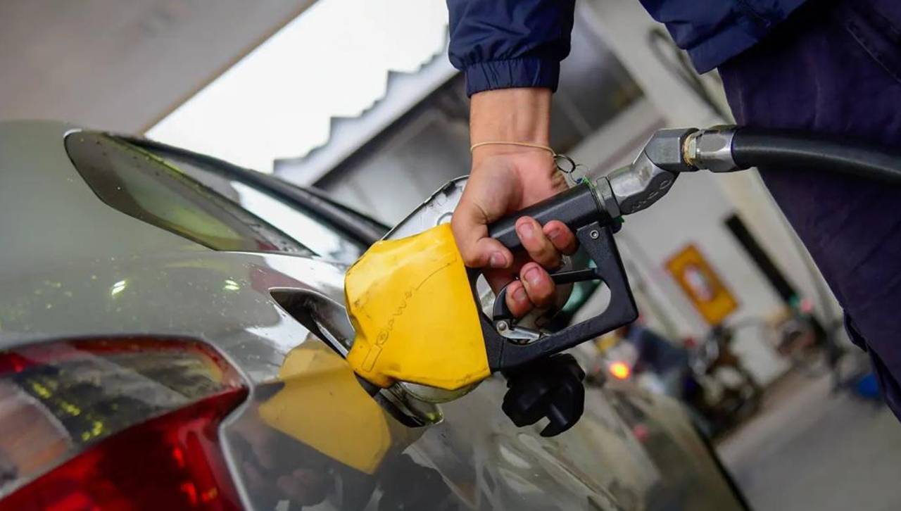 Uruguay aumenta un 7 % el precio de los combustibles tras la subida del petróleo
