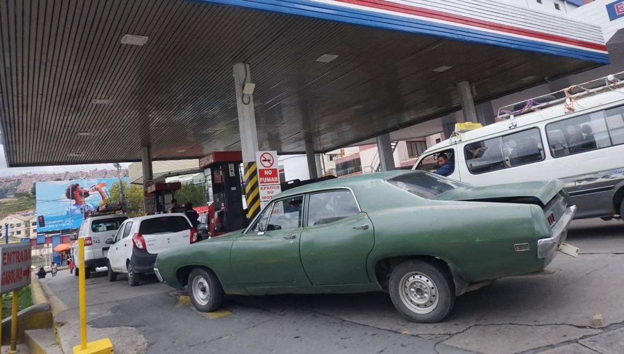 Surtidores advierten con no retirar combustible de YPFB si no se garantiza la calidad de la gasolina