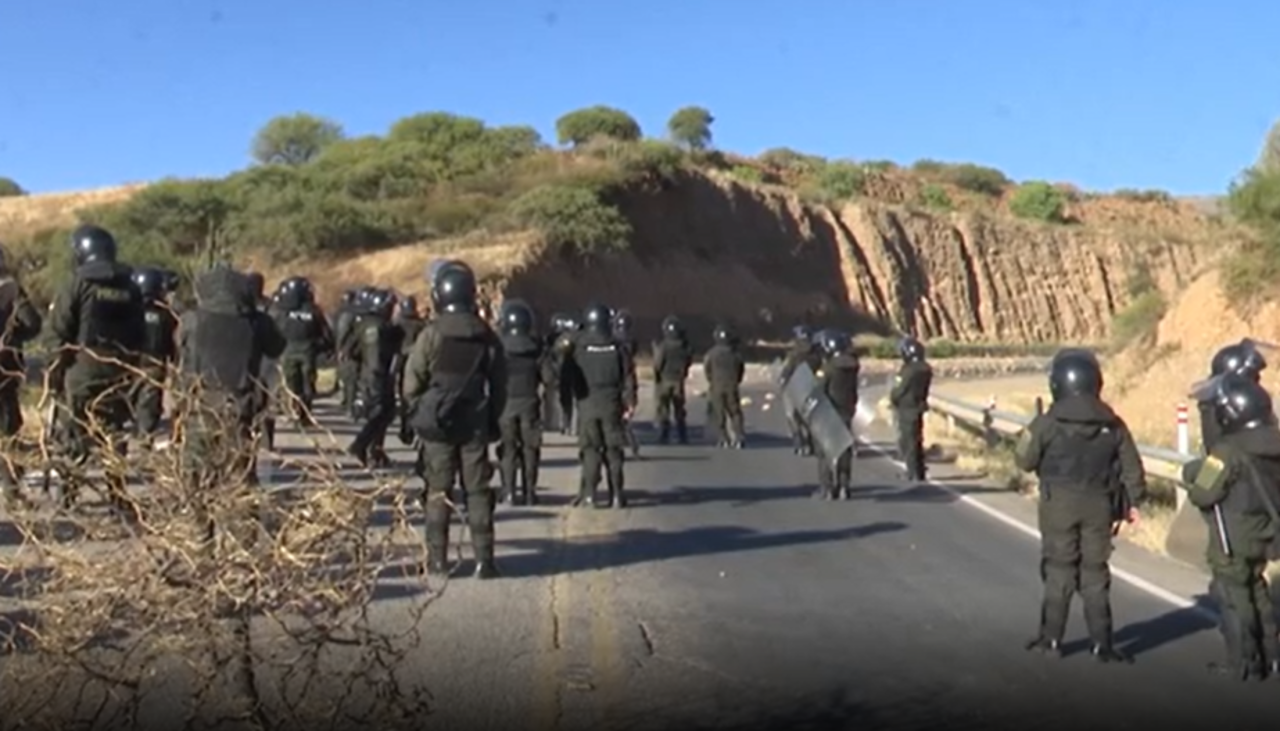 Cochabamba: Policía busca liberar la vía en Parotani, ruta a Oruro y bloqueadores responden con dinamita