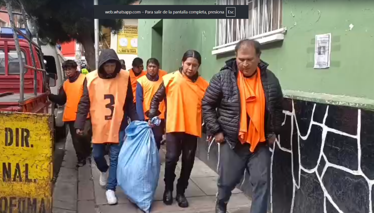 La Paz: Personas arrestadas por consumo de bebidas alcohólicas en vía pública realizan trabajo comunitario